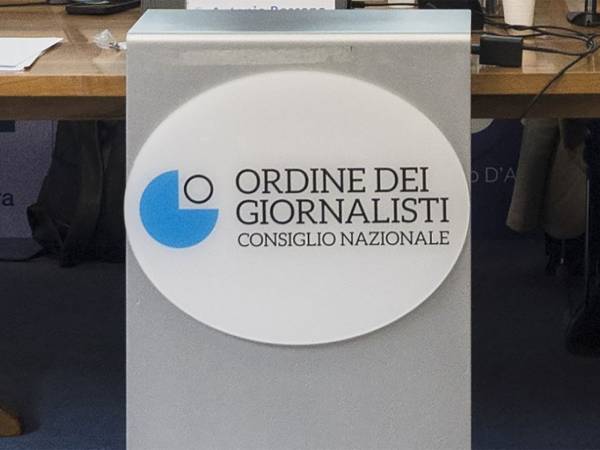 «Le testate prive dell’indicazione del direttore responsabile non possono operare come organi d’informazione»