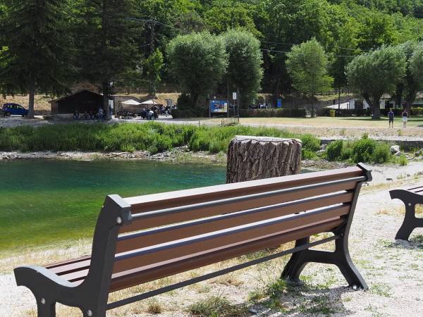 Le panchine di ferro al Lago di Scanno