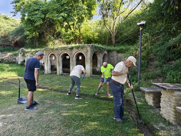 I volontari delle Guide del Borsacchio sono tornati a operare presso la storica Fontana d’Accolle
