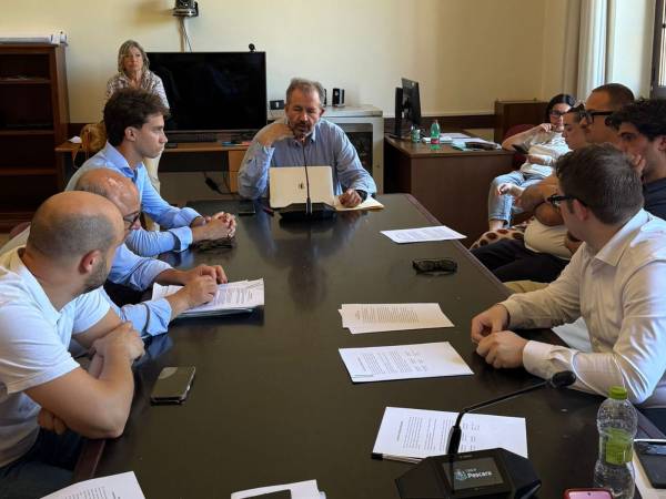 I RAPPRESENTANTI DELLA CONSULTA GIOVANILE <br>CONSEGNANO AL COMUNE IL TESTO PER L'APPROVAZIONE IN CONSIGLIO