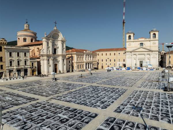 L’Aquila Capitale italiana della Cultura 2026: oltre 2.000 ritratti dei cittadini in Piazza Duomo