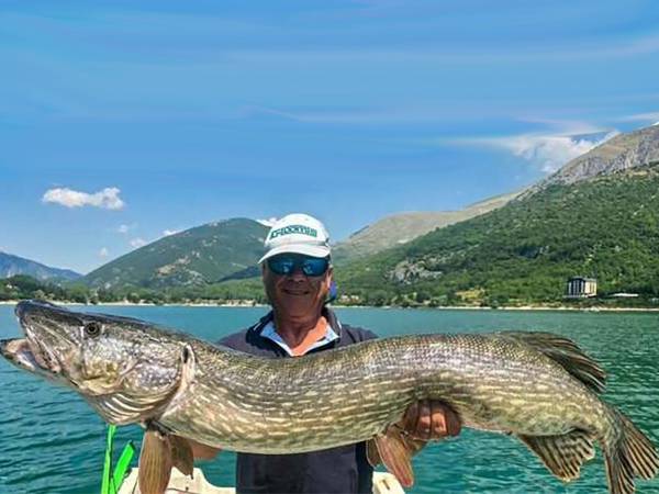 Al Lago di Scanno il ronciglionese Gianluca Aquilani pesca un luccio gigante di 1 metro e 20