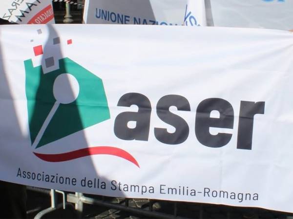 Bologna, Aser: «Un giornalista manganellato e un operatore aggredito da facinorosi»
