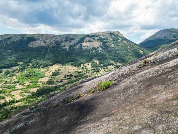 Incendi sull’Altopiano delle Rocche: servono prevenzione, presidio del territorio e una Protezione Civile organizzata