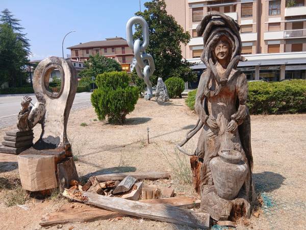 SULMONA, ORIGINALE INSTALLAZIONE ARTISTICA IN PIAZZA CAPOGRASSI