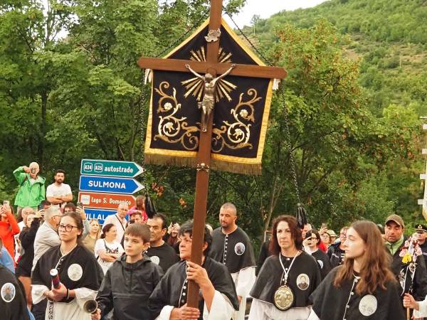 UN ABBRACCIO FRATERNO TRA FORNELLI E VILLALAGO