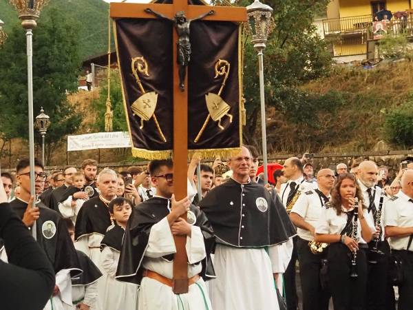 UN ABBRACCIO FRATERNO TRA FORNELLI E VILLALAGO