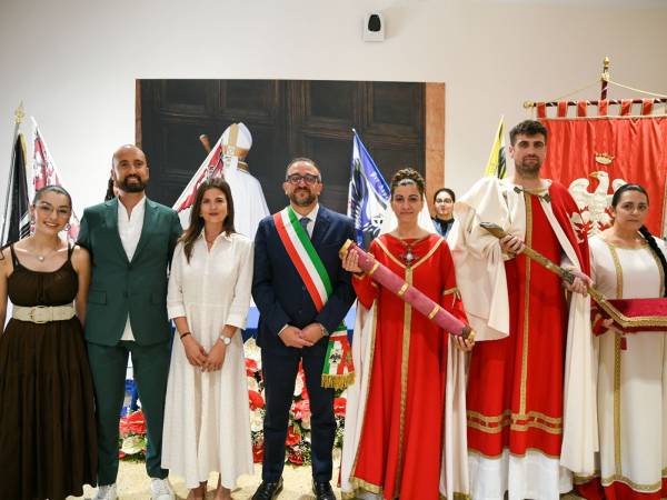 Perdonanza Celestiniana 2026: passaggio di consegne dei simboli  ai nuovi protagonisti del Corteo della Bolla