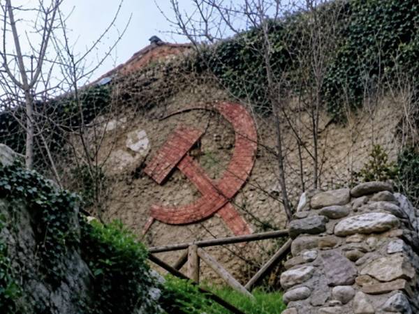 La rimozione della storica falce e martello di Montorio: una ferita alla memoria collettiva del paese