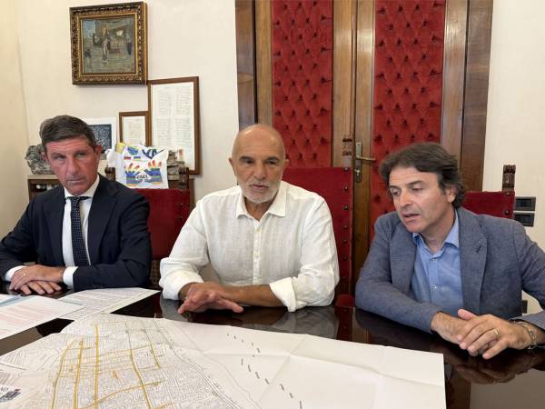 Salvi verde e negozi: stop alla trasformazione dei locali commerciali in garage nelle vie strategiche della città