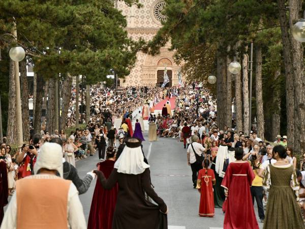 Perdonanza: aperta la Porta Santa della Basilica di Collemaggio