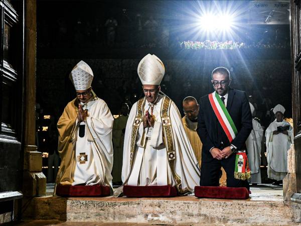 Perdonanza: aperta la Porta Santa della Basilica di Collemaggio