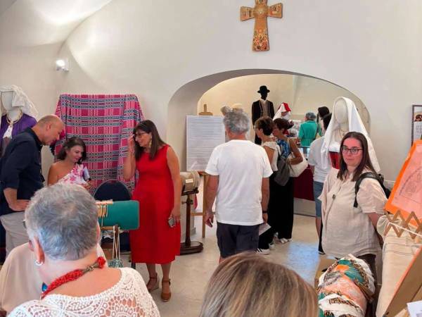 Anche Scanno a L’Aquila nella mostra “Tradizione che intreccia bellezza” di merletti al tombolo e abiti storici