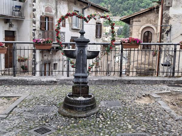 Scanno tra bellezza e pericolo: l'incuria che minaccia Piazza San Rocco