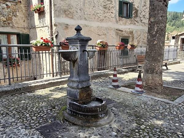 Scanno: l'incanto di Piazza San Rocco e i lavori non a regola d’arte che ne offuscano la bellezza