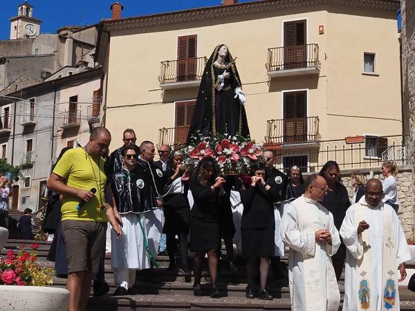 A VILLALAGO UNA SUGGESTIVA FIACCOLATA PER LA FESTA DELLA MADONNA ADDOLORATA