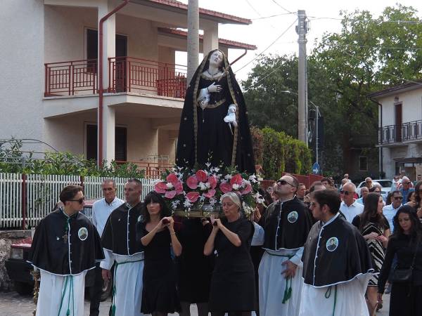 A VILLALAGO UNA SUGGESTIVA FIACCOLATA PER LA FESTA DELLA MADONNA ADDOLORATA