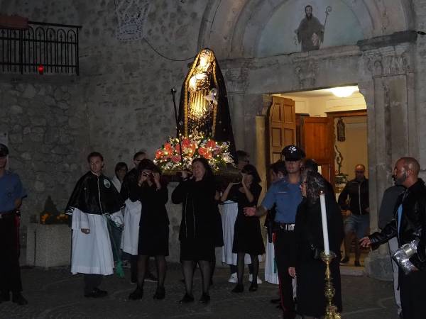 A VILLALAGO UNA SUGGESTIVA FIACCOLATA PER LA FESTA DELLA MADONNA ADDOLORATA