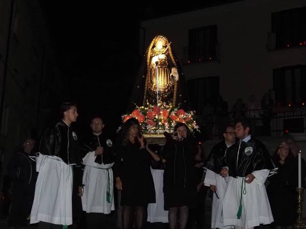 A VILLALAGO UNA SUGGESTIVA FIACCOLATA PER LA FESTA DELLA MADONNA ADDOLORATA