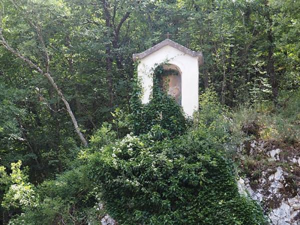 La XIV CUNICELLA DELLA VIA CRUCIS CHE PORTA ALLA CHIESETTA DELLA MADONNA DEL LAGO È STATA LIBERATA