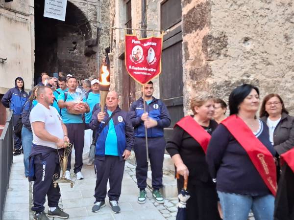 SCANNO E MONTORO NEL SEGNO DI SANT’EUSTACHIO: ACCESA LA 44ª FIACCOLA DELLA PACE