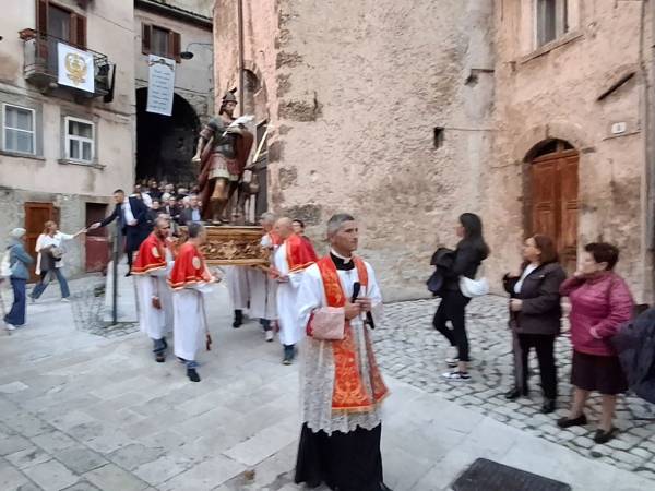 SCANNO E MONTORO NEL SEGNO DI SANT’EUSTACHIO: ACCESA LA 44ª FIACCOLA DELLA PACE