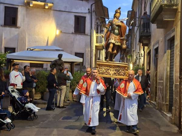 SCANNO E MONTORO NEL SEGNO DI SANT’EUSTACHIO: ACCESA LA 44ª FIACCOLA DELLA PACE
