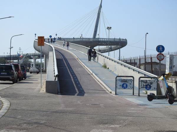 Pescara sospesa tra cielo e Adriatico: il Ponte del Mare il suo cuore pulsante