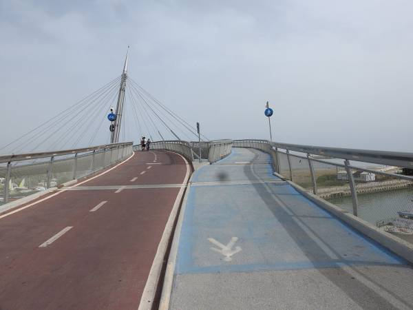 Pescara sospesa tra cielo e Adriatico: il Ponte del Mare il suo cuore pulsante