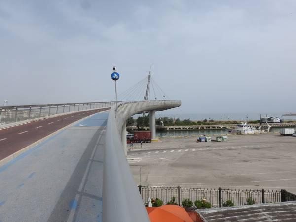 Pescara sospesa tra cielo e Adriatico: il Ponte del Mare il suo cuore pulsante