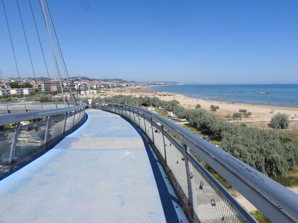 Pescara sospesa tra cielo e Adriatico: il Ponte del Mare il suo cuore pulsante