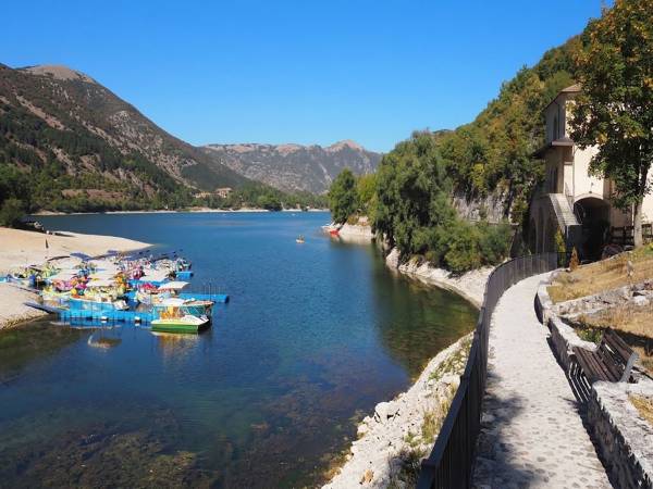 Al “Lago del Cuore” per sognare in solitudine